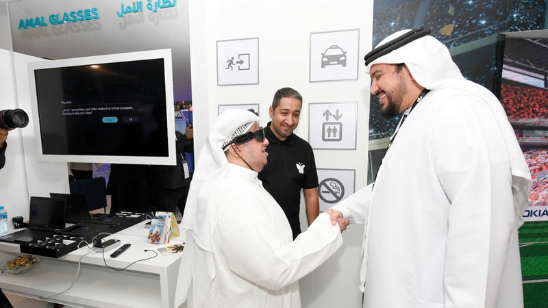 «دو» منحت زوار «جيتكس» فرصة تجربة النظارات الذكية. من المصدر