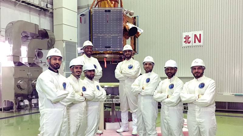 70 مهندساً ومهندسة من أبناء الدولة عملوا في مشروع «خليفة سات». من المصدر