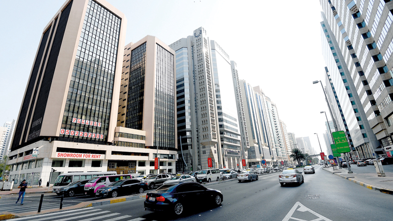 استغلال ملاك إنذارات الإخلاء لرفع الأسعار يؤثر في النشاط التجاري بأبوظبي. تصوير: إريك أرازاس