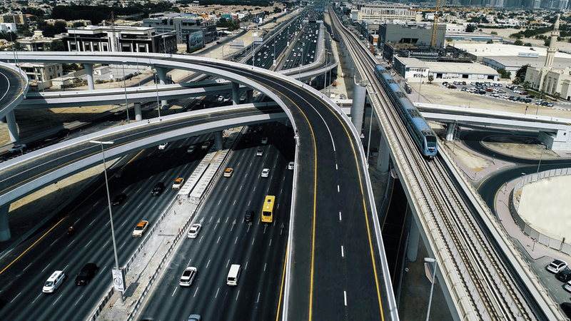 شبكة من الجسور تربط منطقة جميرا بشارع الخيل والطرق الموازية. من المصدر