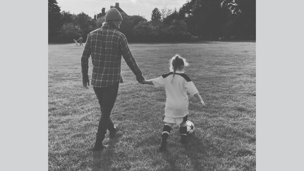 لاعب كرة القدم الانجليزي ديفيد بيكهام وابنته
