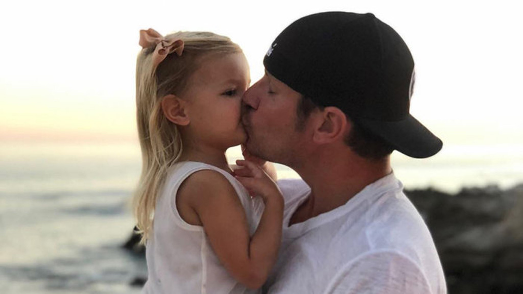 المغني نيك لاشي وابنته