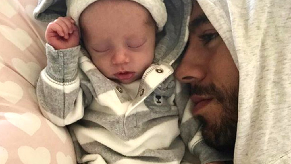 المغني انريكي ايجلاسياس وابنته