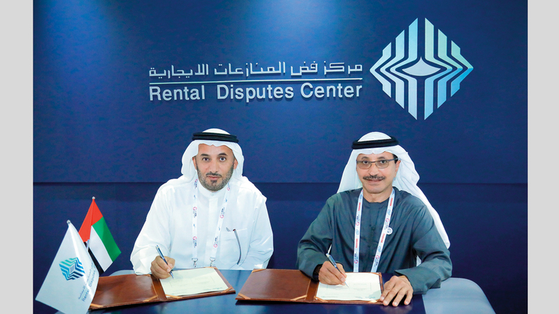 بن سليم (يمين) وبن مجرن خلال توقيع مذكرة التفاهم. من المصدر