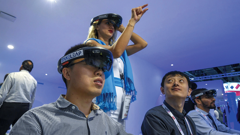 تقنية «الواقع الافتراضي» تنقل الواقع الحقيقي إلى العالم الافتراضي من خلال دمجها بحلول الذكاء الاصطناعي. تصوير: أشوك فيرما