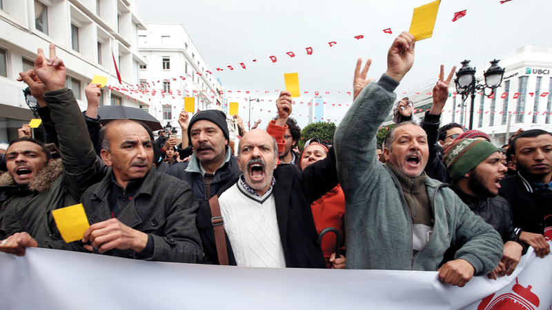 عاد الشباب الغاضب إلى الشارع بعد فقدانه الثقة بالأحزاب السياسية. أرشيفية