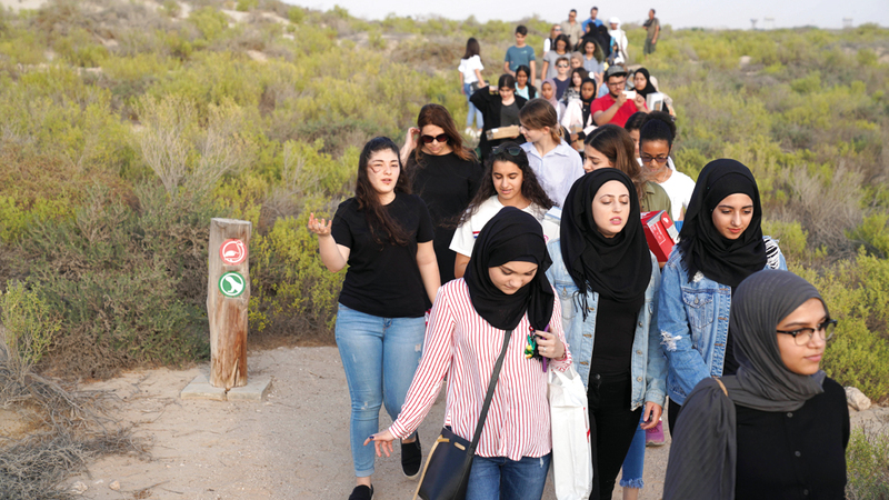 الورشة نظمتها مؤسسة فاطمة بنت هزاع الثقافية ضمن مبادرتها «لوحات عملاقة».  من المصدر