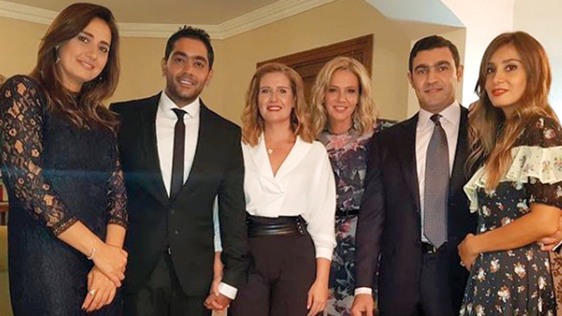 فلوكس وهنا تزوجا في إطار أسري رغم نفي الفنان الخطوبة.  الإمارات اليوم