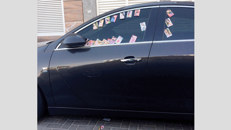 نوافذ السيارات تزدحم ببطاقات المساج.

الإمارات اليوم