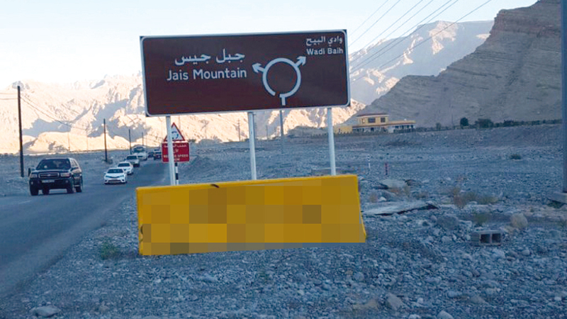 مراقبون يضطرون إلى استخدام الديزل لتنظيف الصخور.

الإمارات اليوم