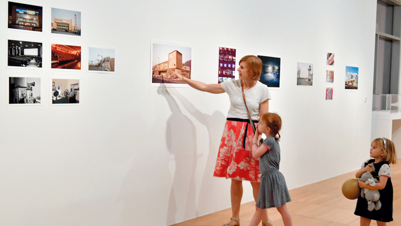 المعرض يتتبع بدايات دور السينما في الإمارات، عبر مجموعة من الصور والوثائق. تصوير: نجيب محمد