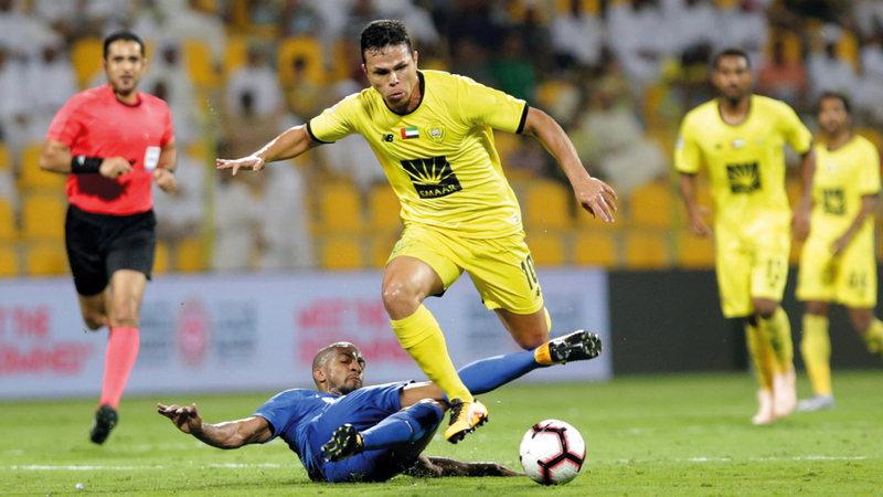 الحكم يعقوب الحمادي تراجع عن احتساب ركلة جزاء للاعب الوصل كايو.  تصوير: مصطفى قاسمي