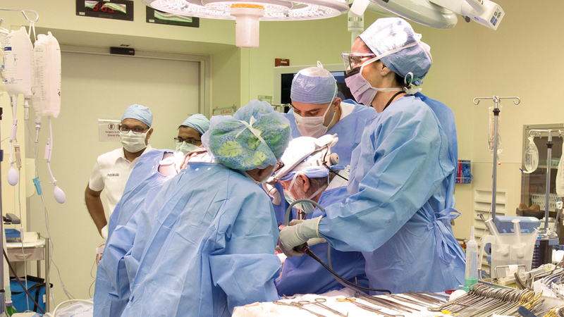 برنامج المستشفى لزراعة الأعضاء يضم عدداً من أمهر الأخصائيين المتمرسين.  من المصدر