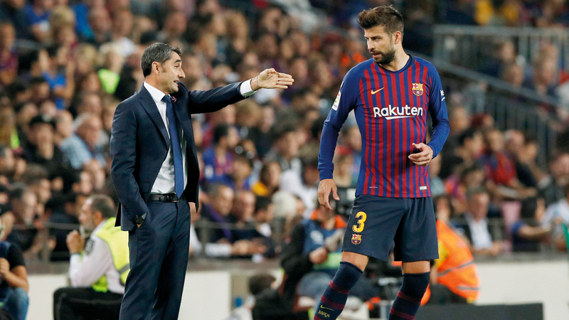 فالفيردي يوجه بيكيه خلال مباراة إشبيلية التي شهدت إصابة ليونيل ميسي. رويترز