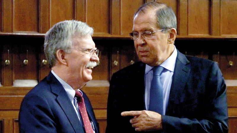 لافروف (يمين) وبولتون قبل جلسة مباحثات فاشلة في موسكو أمس.  أي.بي.أيه