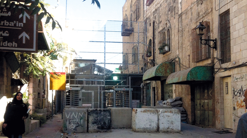 أهالي البلدة القديمة يتعرضون لحصار مطبق بفعل البؤر الاستيطانية الـ 5 المقامة بين منازلهم. ارشيفية