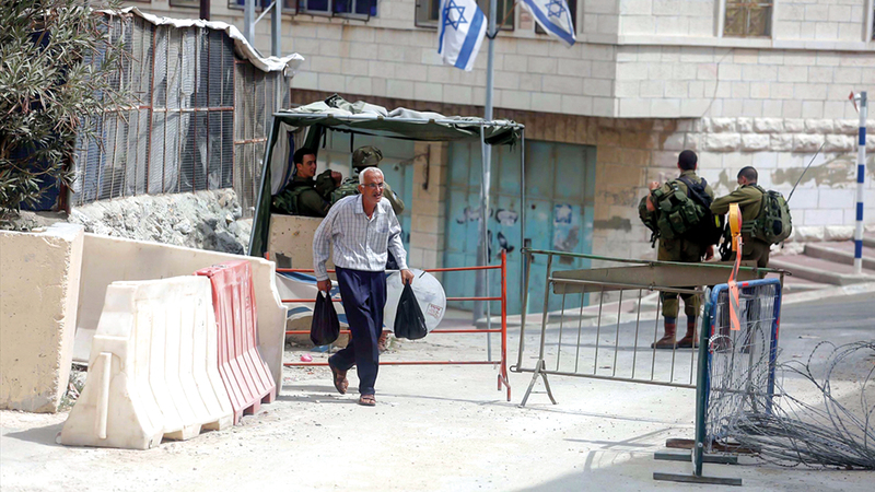 عشرات من البوابات والحواجز العسكرية تقسم البلدة القديمة.. ويحظر على السكان التنقل بينها. ارشيفية