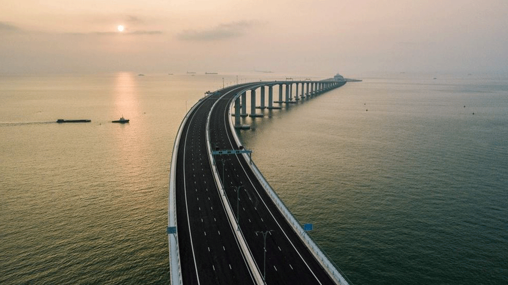 يربط هونغ كونغ واكاو بمدينة تشوهاي في البر الرئيسي في الصين