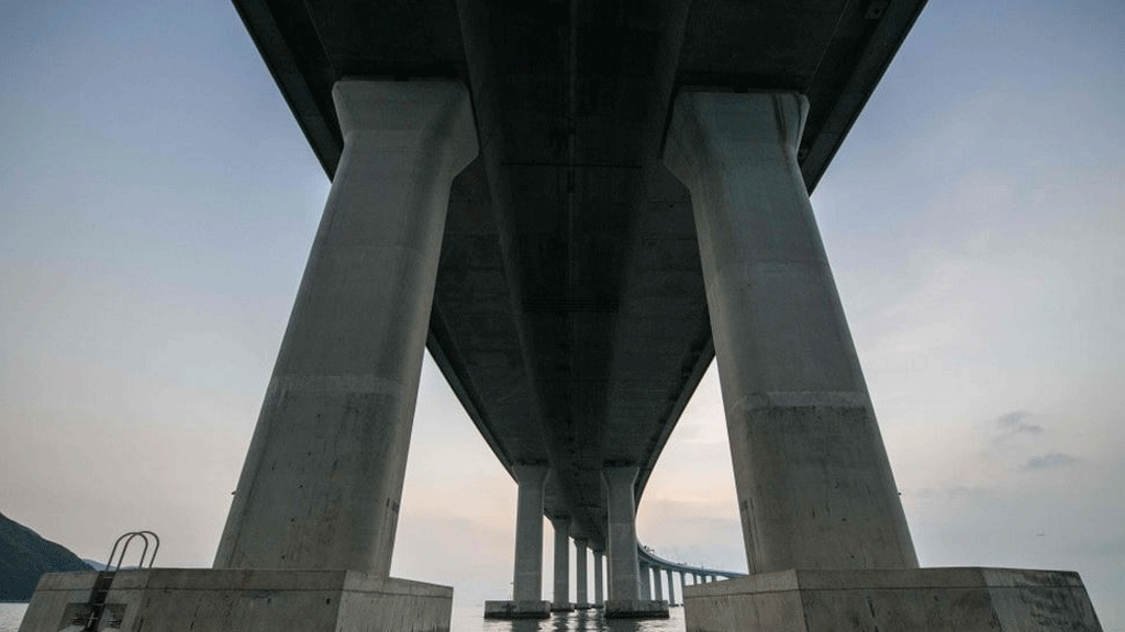 صصم بطريقة تمكنه من تحمل زلزال بقوة 8 درجات