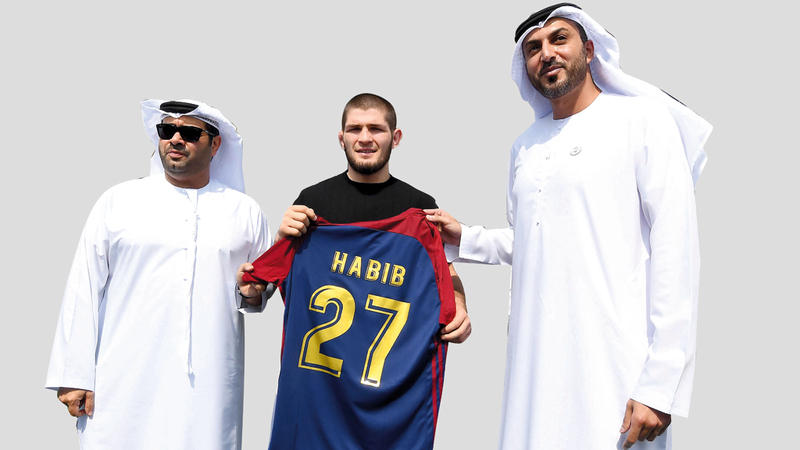 حبيب يستعرض قميص الوحدة في استاد آل نهيان بحضور الرميثي والهنائي. تصوير: إريك أرازاس
