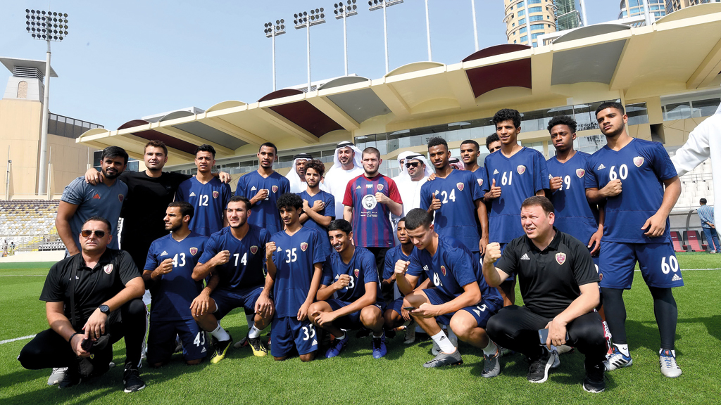 حضر الملاكم الروسي الشهير حبيب نور محمد، أمس، جانباً من الافتتاح المبدئي لاستاد آل نهيان بنادي الوحدة، وكان حاضراً أيضاً خلال الزيارة التفقدية، رئيس شركة الكرة في الوحدة، أحمد الرميثي، وعدد من المسؤولين ولاعبي فريق الرديف. يذكر أن الملعب سيستضيف مباريات في كأس آسيا، التي تنظم في الإمارات بداية العام المقبل. (التفاصيل 27) تصوير: إريك أرازاس