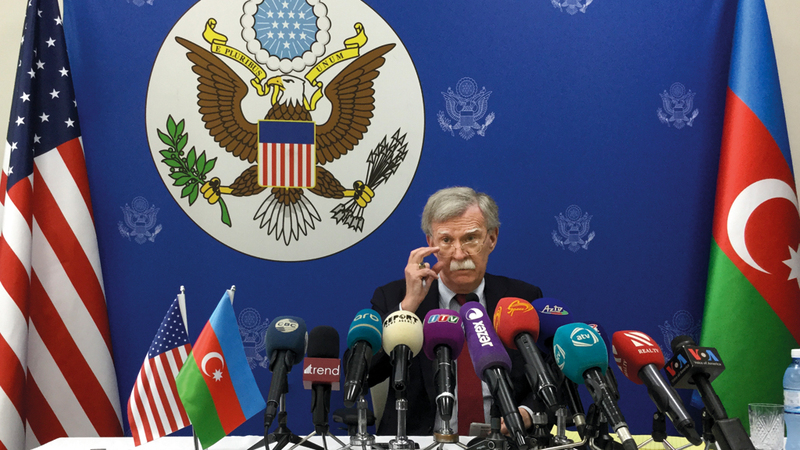 بولتون وخلفه الشعار الأميركي العظيم.  أ.ب