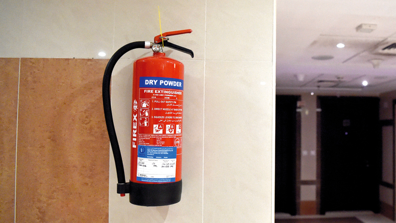 ضرورة توفير مطفأة حريق يدوية ووضعها في مكان مناسب بالمنزل والمطبخ. أرشيفية