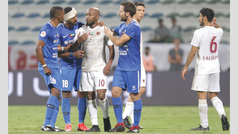 لاعبو النصر يشدون أزر قائد الوحدة إسماعيل مطر بعد أن ذرف الدموع خلال المباراة. تصوير: مصطفى قاسمي