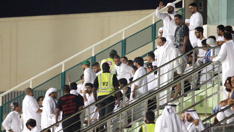 رجال الأمن صعدوا إلى المدرجات للحديث مع مشجعين هاجموا مطر. الإمارات اليوم