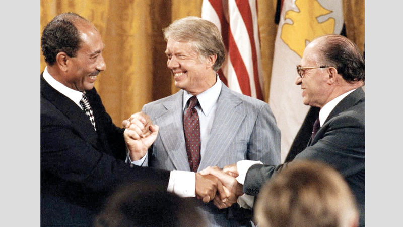 رئيس الوزراء الإسرائيلي مناحيم بيغن والرئيس الأميركي جيمي كارتر والرئيس المصري أنور السادات لحظة توقيع اتفاقية كامب ديفيد. غيتي