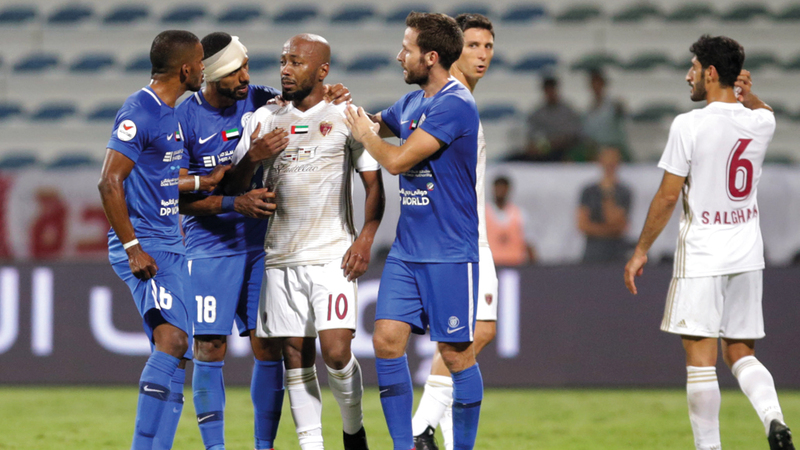 إسماعيل مطر يبكي متأثراً بما حدث معه خلال مباراة النصر. تصوير: مصطفى قاسمي