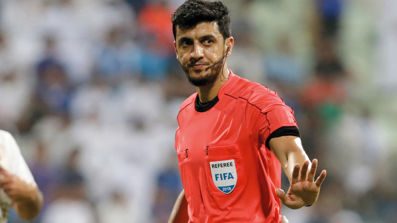 سلطان عبد الرزاق أدار مباراة النصر والوحدة. تصوير: مصطفى قاسمي