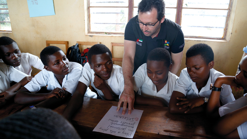 القرق يتابع تنفيذ «البرنامج» في مدرسة بمدينة كيغالي. من المصدر