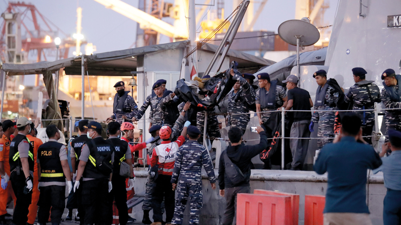 فرق الإنقاذ تعثر على أشلاء لركاب الطائرة. إي.بي.إيه