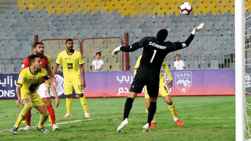 كرة كايو في طريقها إلى شباك الحارس شريف إكرامي. الإمارات اليوم