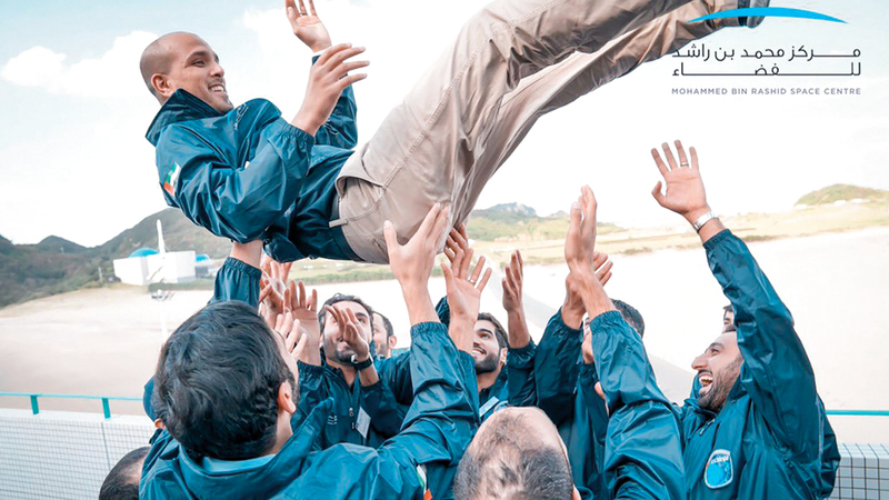 فريق «خليفة سات» اتجه نحو الصايغ وحمله تعبيراً عن فرحة الإنجاز. من المصدر