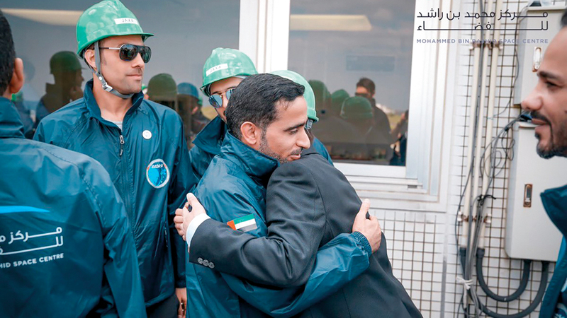 أعضاء الفريق عبّروا عن فرحتهم بالإنجاز بالدموع والعناق.

من المصدر