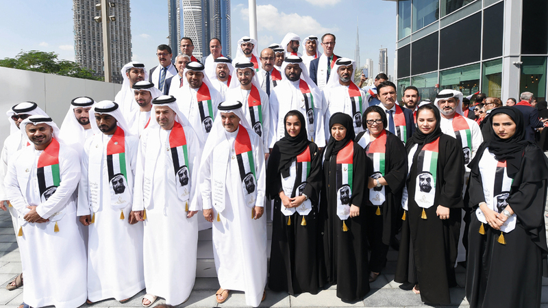 مجلس دبي الرياضي يحتفل بـ«يوم العَلَم»، في «حي دبي للتصميم»، بحضور أمين عام مجلس دبي الرياضي، سعيد حارب، والمديرين والعاملين في المجلس.