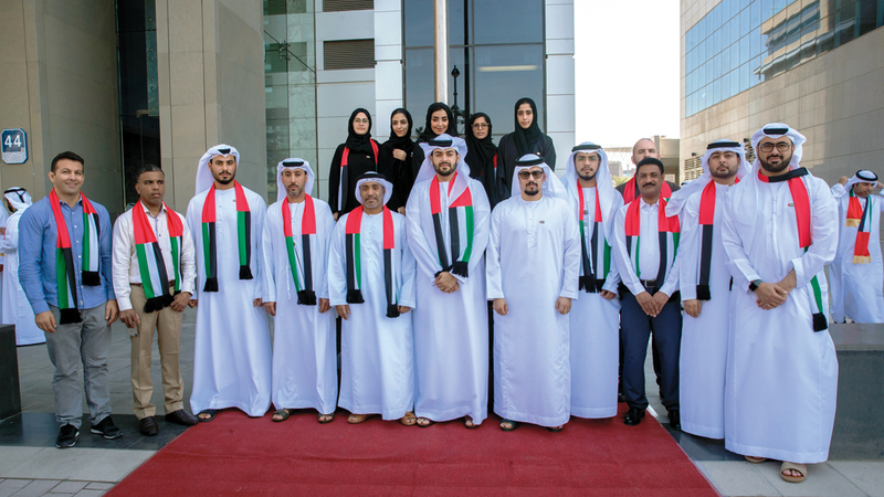 موظفو اتحاد الجوجيتسو يحتفون بـ«يوم العَلَم»، بحضور مدير إدارة التسويق والاتصال والمالية، محمد المرزوقي، ومدير إدارة الخدمات المساندة، طارق البحري، ومدير الإدارة الفنية بالإنابة، عبدالله الزعابي.