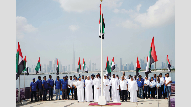 عَلَم الإمارات يرفرف خفاقاً في احتفالية نادي دبي الدولي للرياضات البحرية، بمرفأ عائم في مياه قناة دبي، بالقرب من منطقة الجداف، ومحمية خور دبي للحياة البرية.
