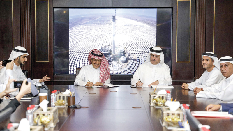 سعيد الطاير ومحمد بن عبدالله أبونيان خلال توقيع الاتفاقية. من المصدر
