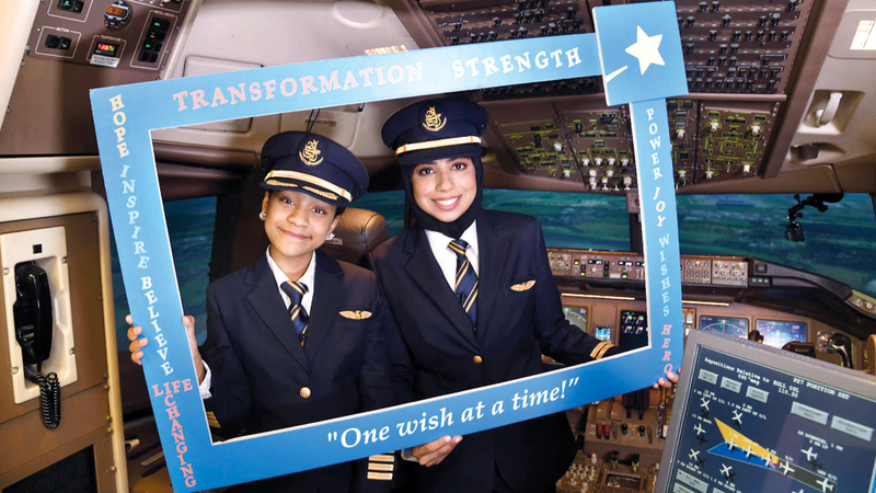 فاطمة تمكنت بإشراف وتوجيه الضابط أول مريم من الإقلاع بمحاكي طائرة البوينغ 777.  من المصدر