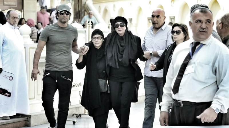 نجلاء فتحي أرملة الراحل في مراسم جنازته. أرشيفية