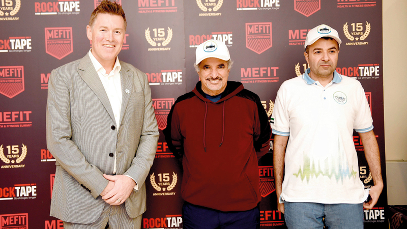 سعيد حارب وناصر أمان رحمة وجريج باوتشر خلال افتتاح المؤتمر. من المصدر