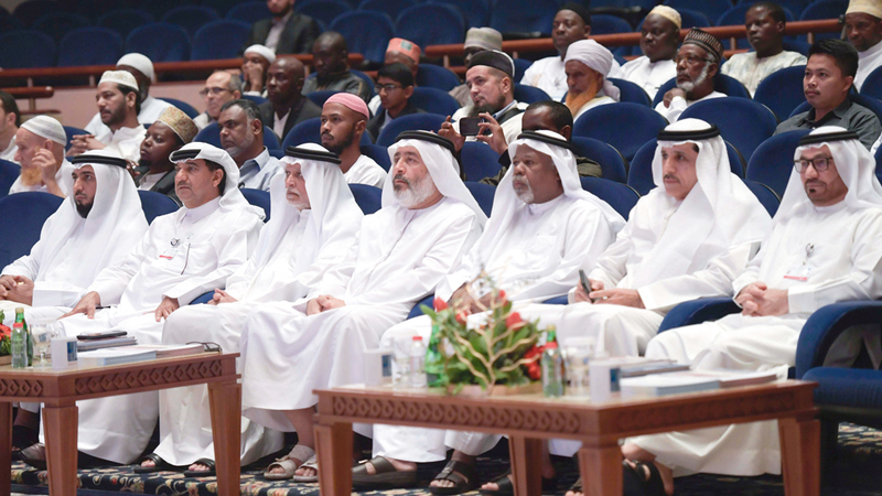 بوملحة وأعضاء اللجنة المنظمة للجائزة خلال الافتتاح. الإمارات اليوم