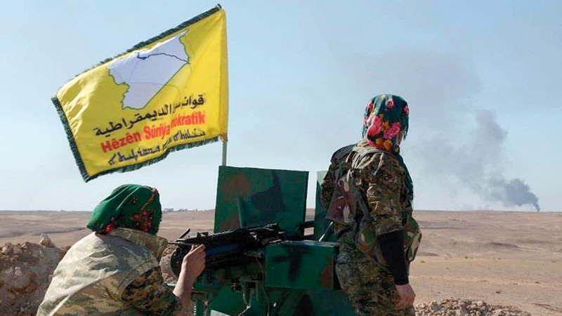 عنصران من قوات سورية الديمقراطية في موقع بشرق سورية. أرشيفية
