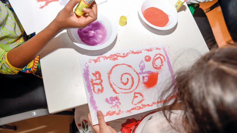 من ورشة فنية تحت عنوان «رسوم رملية».

من المصدر