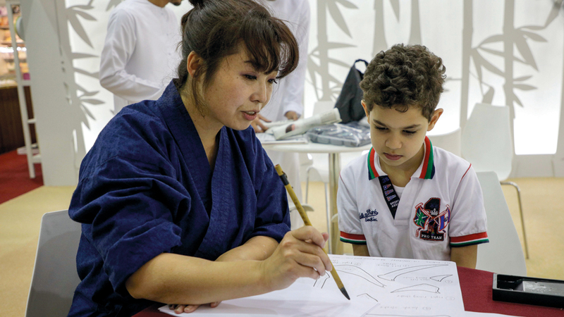 الخطاطة اليابانية تاكي كودايرا خلال الورشة.

من المصدر