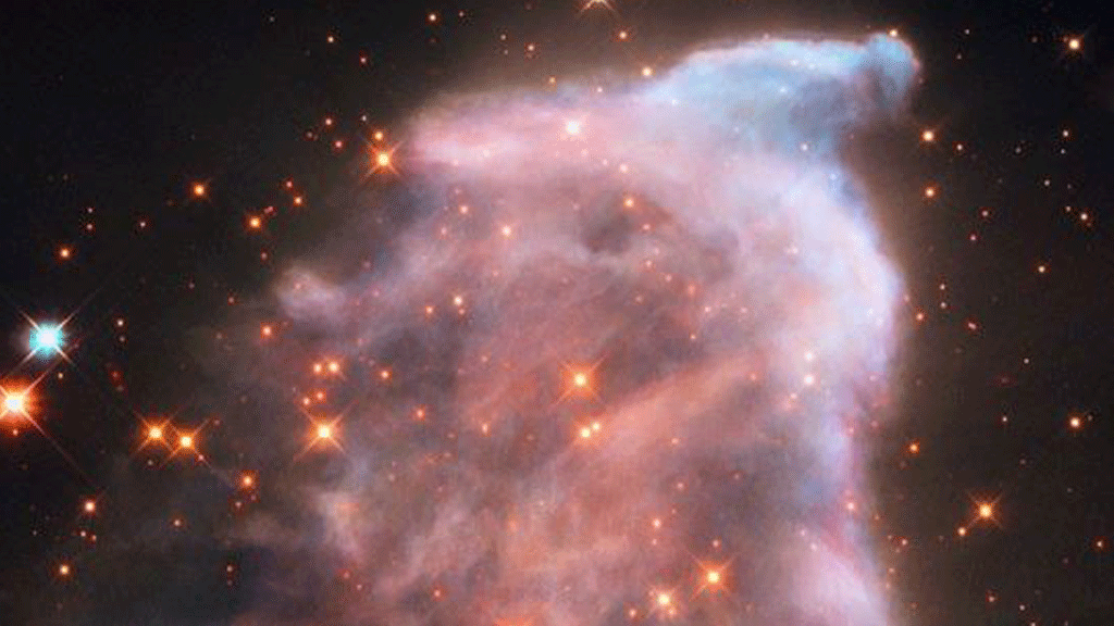 القمر الدموي خلال خسوف كلي، في المريخ، وتظهر تكوينات السحاب لكوكب المشتري.