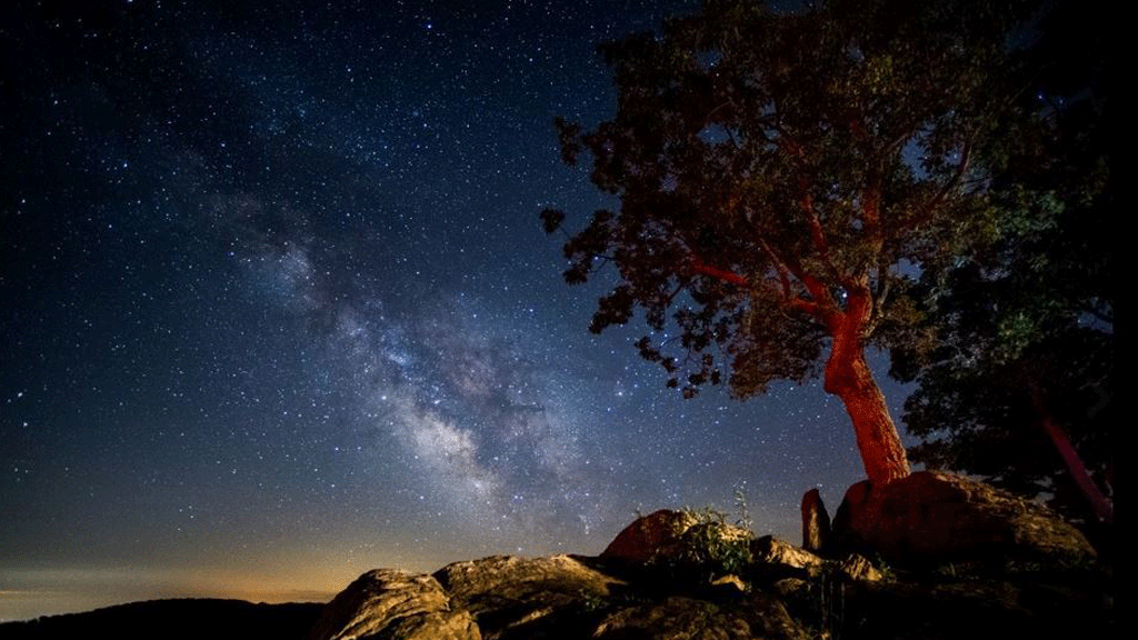 صورة لمجرة درب التبانة التي تحوي مئات البلايين من النجوم، فوق جبال بلو ريدج في محمية شيناندواه الوطنية بالقرب من فرونت رويال بولاية فرجينيا